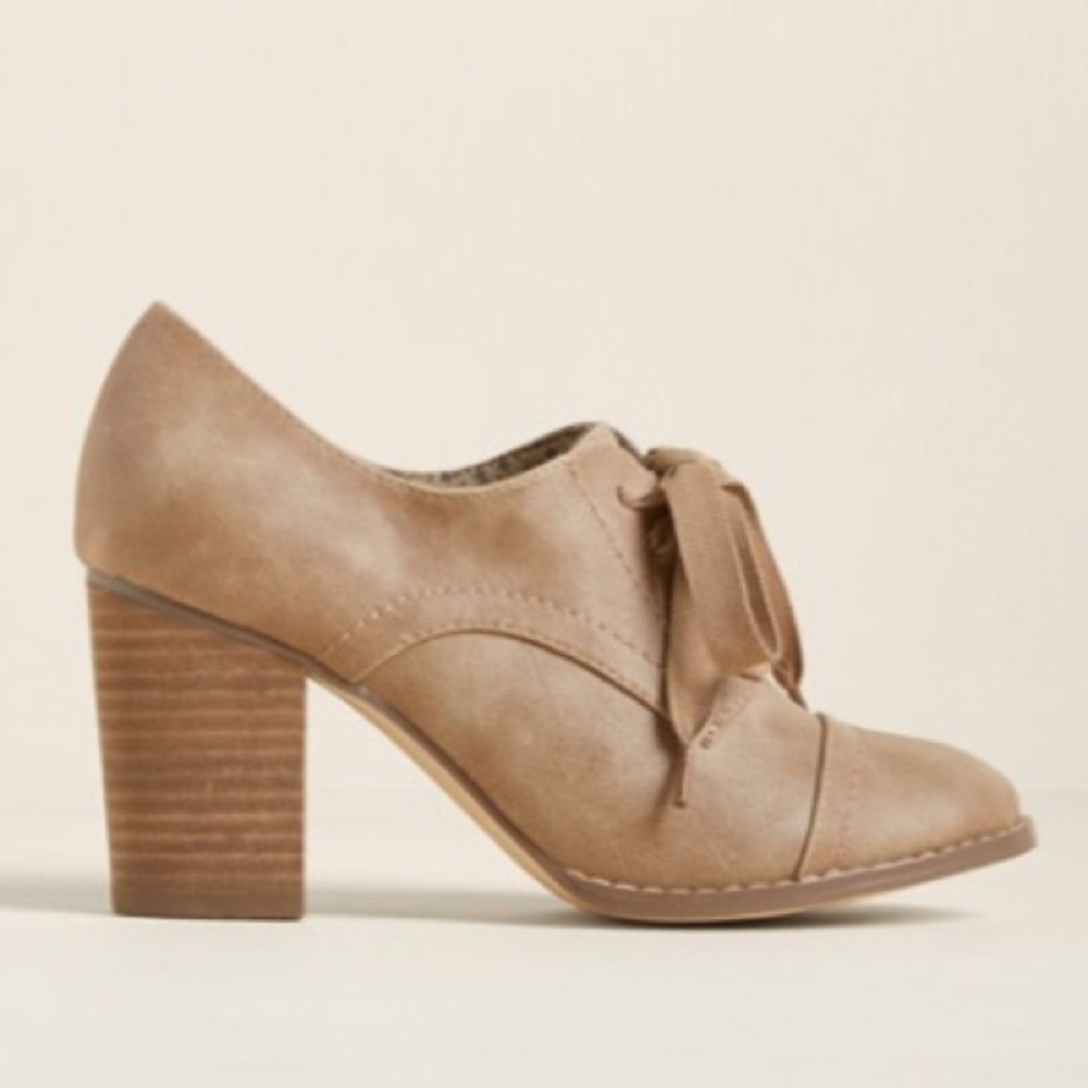 👢 Modcloth Oxford Taupe Lace Up Block Heel👢